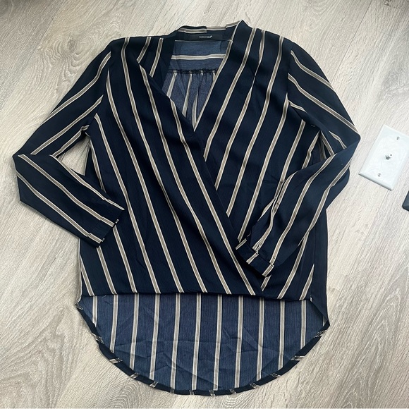 Navy Blue Flowy Shirt Size Small - Picture 1 of 1